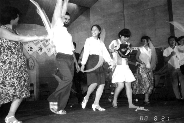 1988年北京班结业式与库巴斯教授共舞.jpg