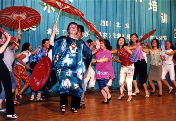 2001年在清华举办的培训班上，美国前orff协会主席朱迪.邦德博士Judith。 Bond与学员共同即兴跳《伞舞》Judy Bond Tsinghua University 2000.jpg